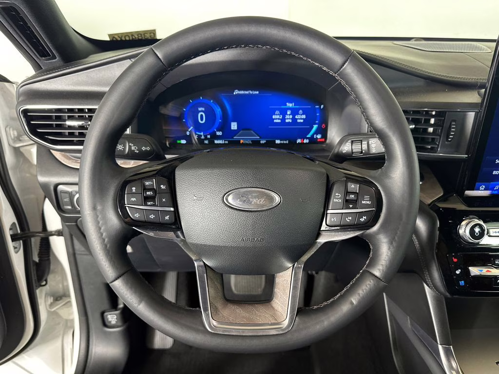 2022 Star White Metallic Tri-Coat Ford Explorer Platinum 4X4 SUV