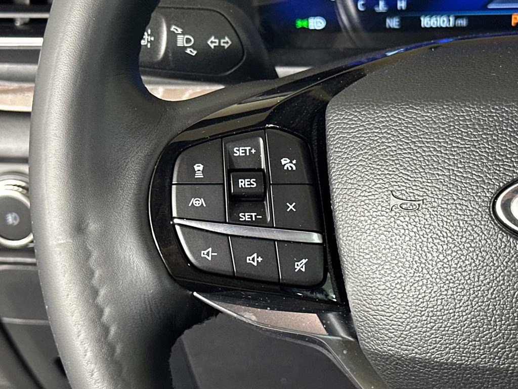 2022 Star White Metallic Tri-Coat Ford Explorer Platinum 4X4 SUV
