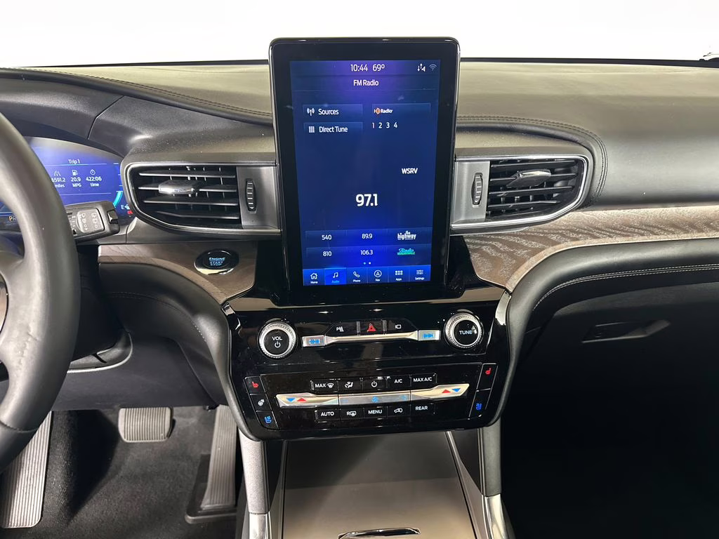 2022 Star White Metallic Tri-Coat Ford Explorer Platinum 4X4 SUV