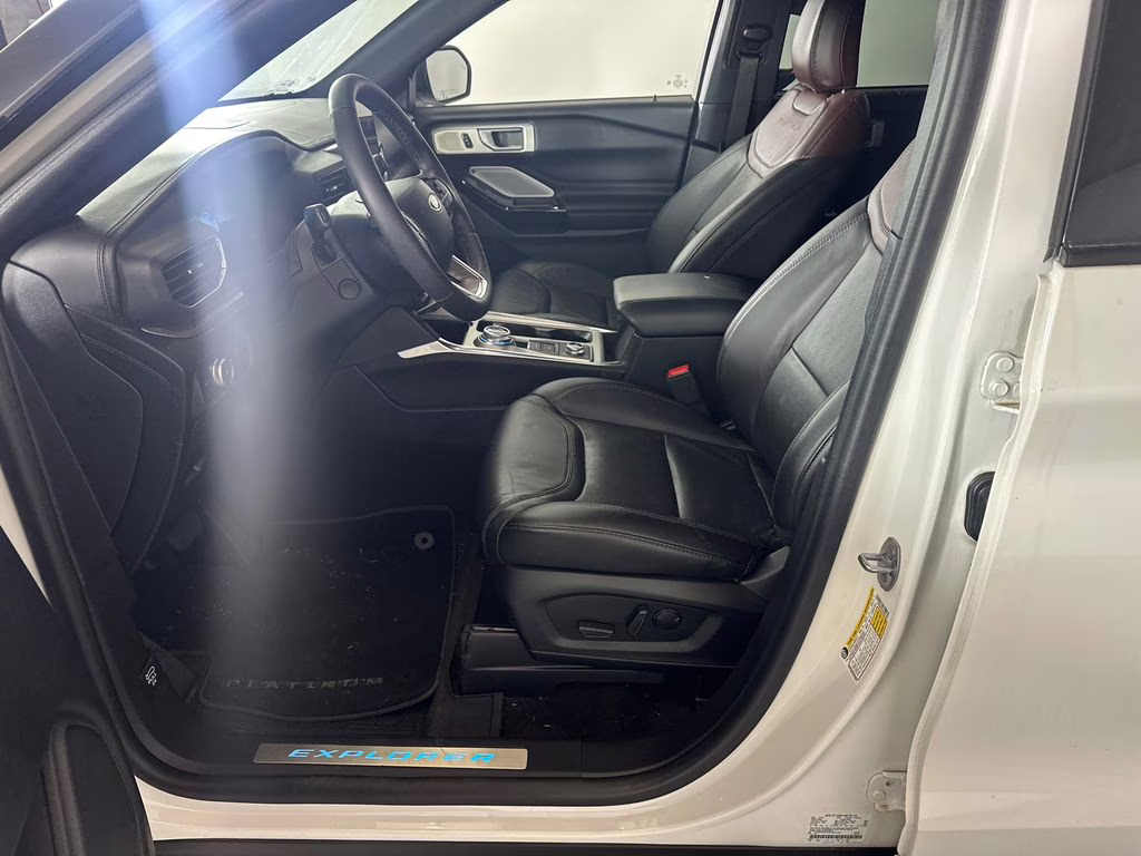 2022 Star White Metallic Tri-Coat Ford Explorer Platinum 4X4 SUV