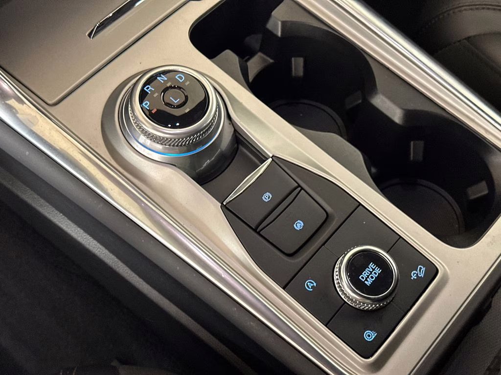 2022 Star White Metallic Tri-Coat Ford Explorer Platinum 4X4 SUV