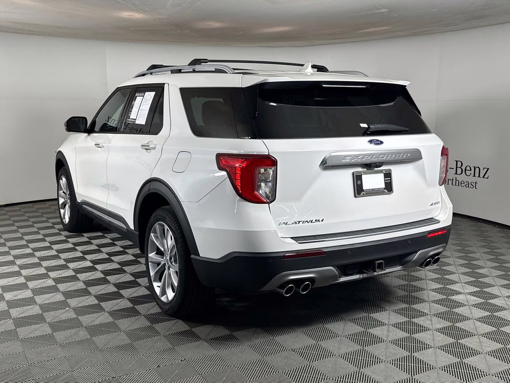 2022 Star White Metallic Tri-Coat Ford Explorer Platinum 4X4 SUV