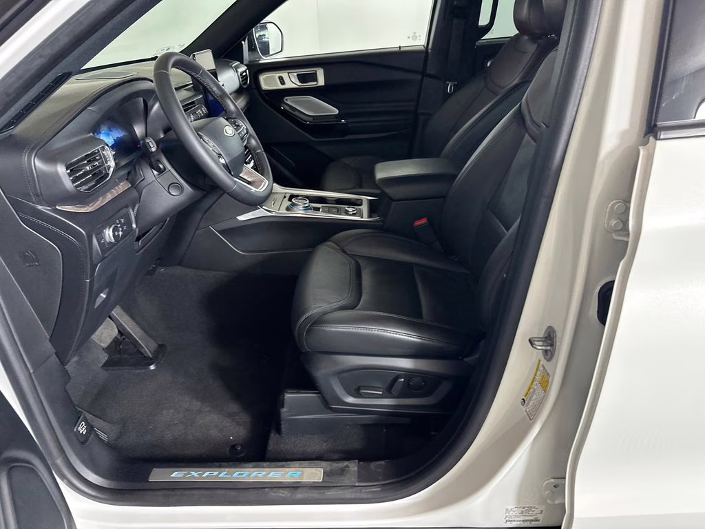 2022 Star White Metallic Tri-Coat Ford Explorer Platinum 4X4 SUV