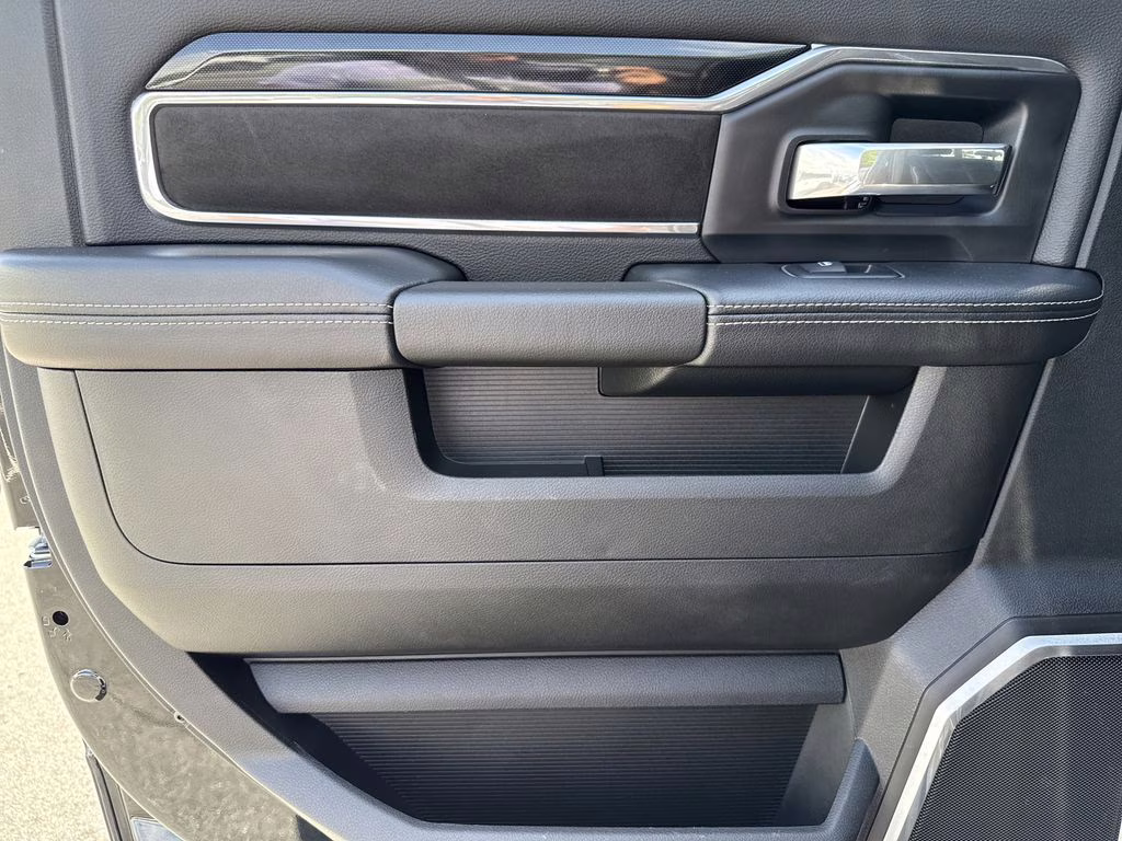 2022 Diamond Black Crystal Pearlcoat Ram 3500 Laramie 4X4 Truck