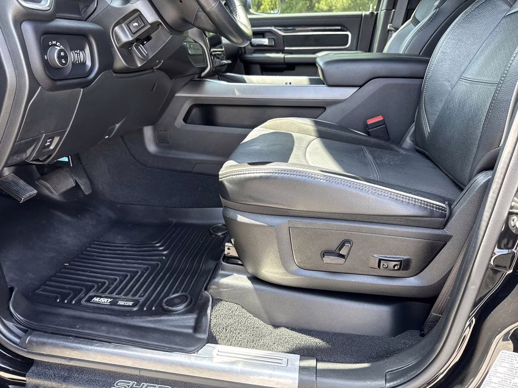 2022 Diamond Black Crystal Pearlcoat Ram 3500 Laramie 4X4 Truck