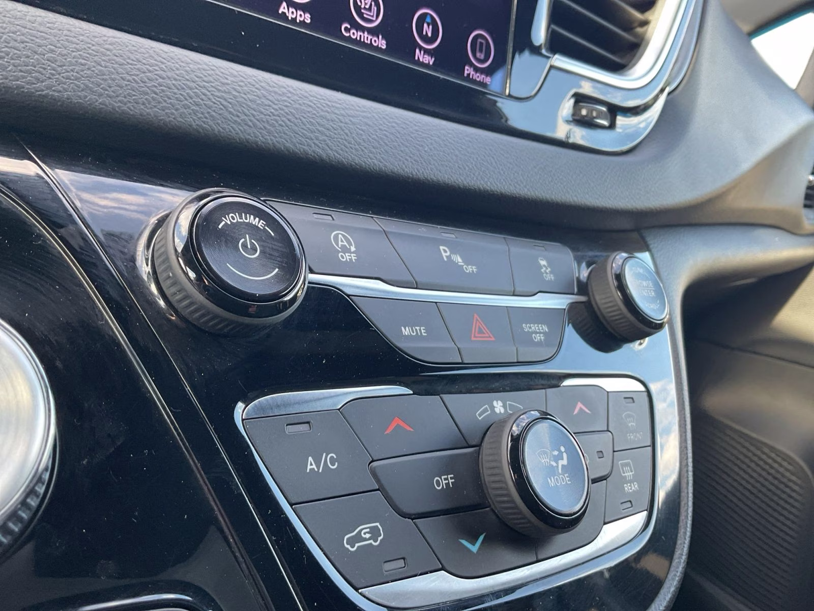 2018 Bright White Clearcoat Chrysler Pacifica Touring L Plus FWD Van