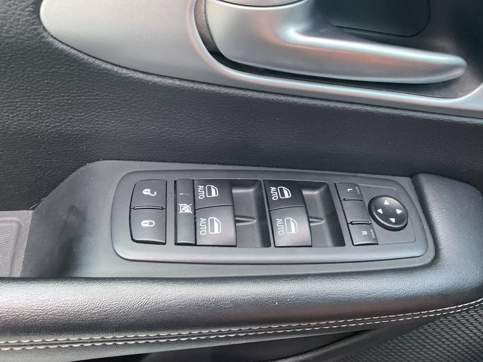 2018 Bright White Clearcoat Chrysler Pacifica Touring L Plus FWD Van