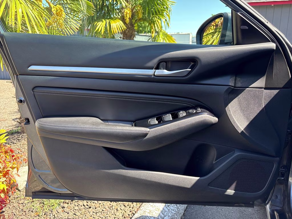 2023 Gun Metallic Nissan Altima 2.5 SL FWD Sedan