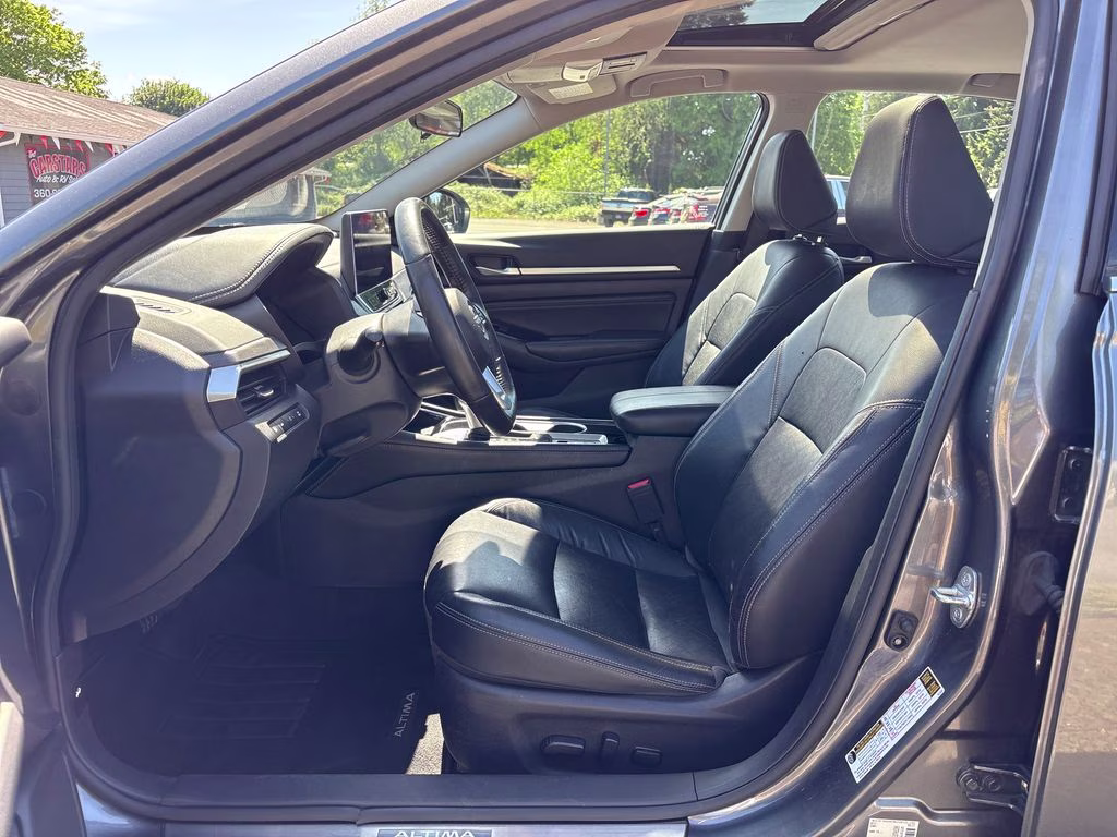 2023 Gun Metallic Nissan Altima 2.5 SL FWD Sedan