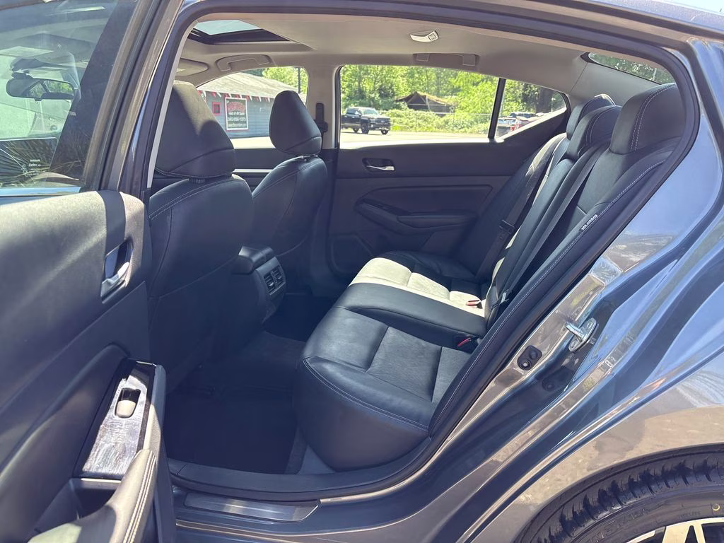 2023 Gun Metallic Nissan Altima 2.5 SL FWD Sedan