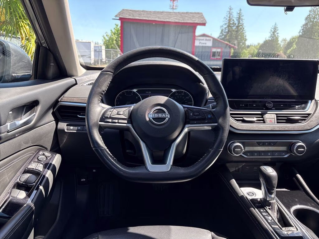 2023 Gun Metallic Nissan Altima 2.5 SL FWD Sedan