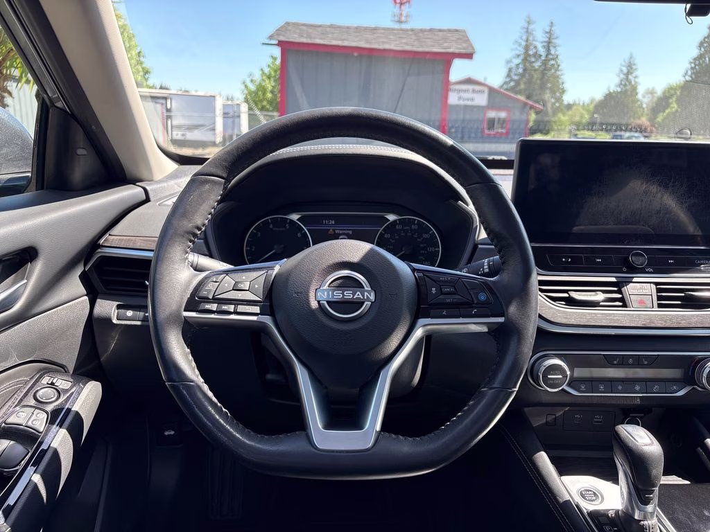 2023 Gun Metallic Nissan Altima 2.5 SL FWD Sedan