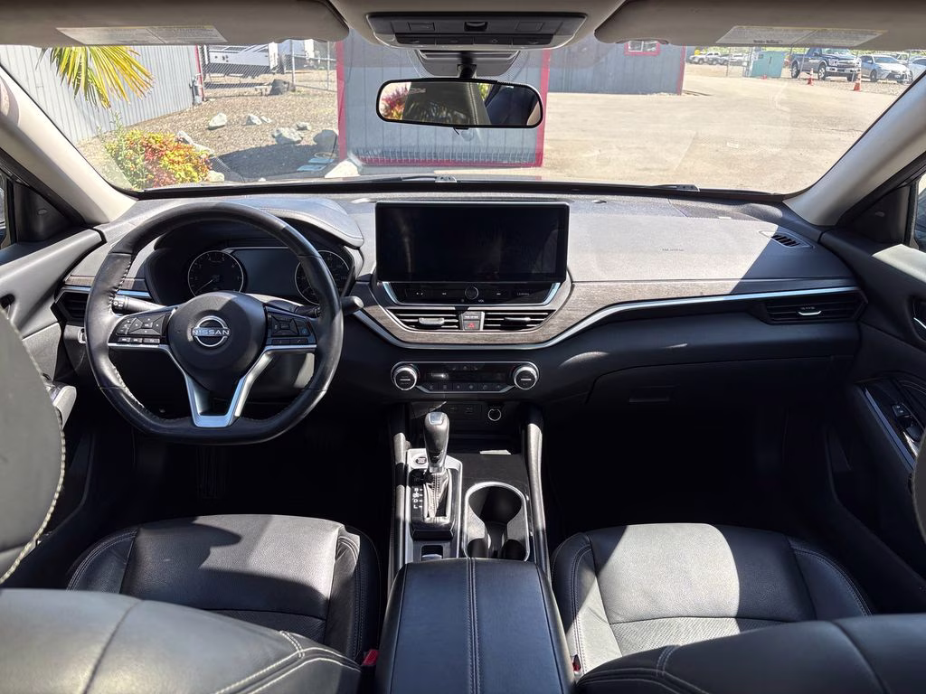 2023 Gun Metallic Nissan Altima 2.5 SL FWD Sedan