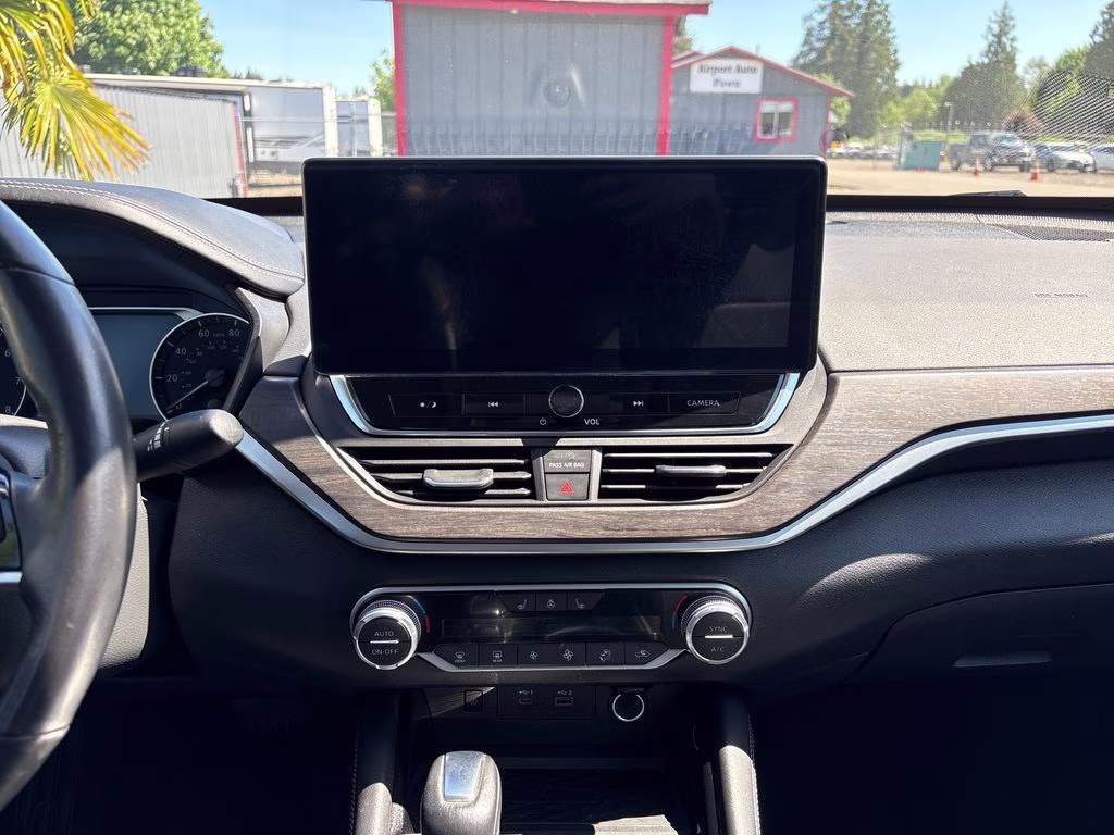 2023 Gun Metallic Nissan Altima 2.5 SL FWD Sedan