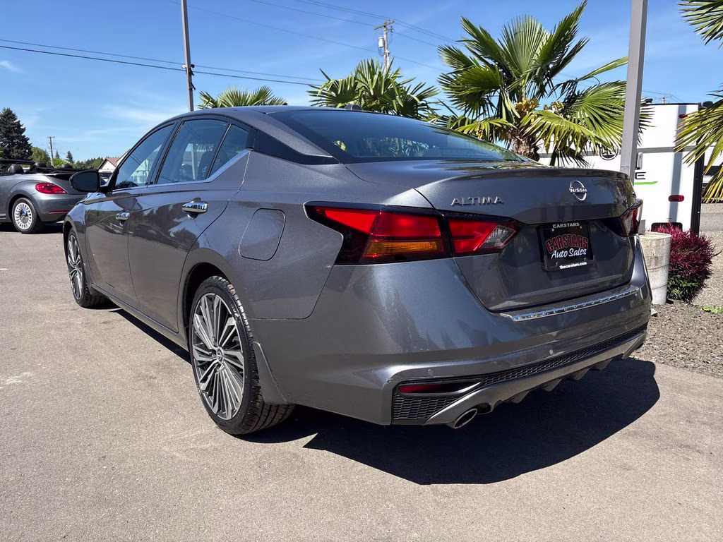 2023 Gun Metallic Nissan Altima 2.5 SL FWD Sedan