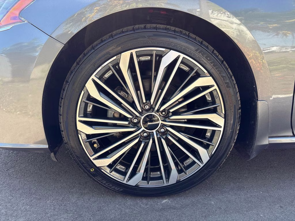 2023 Gun Metallic Nissan Altima 2.5 SL FWD Sedan