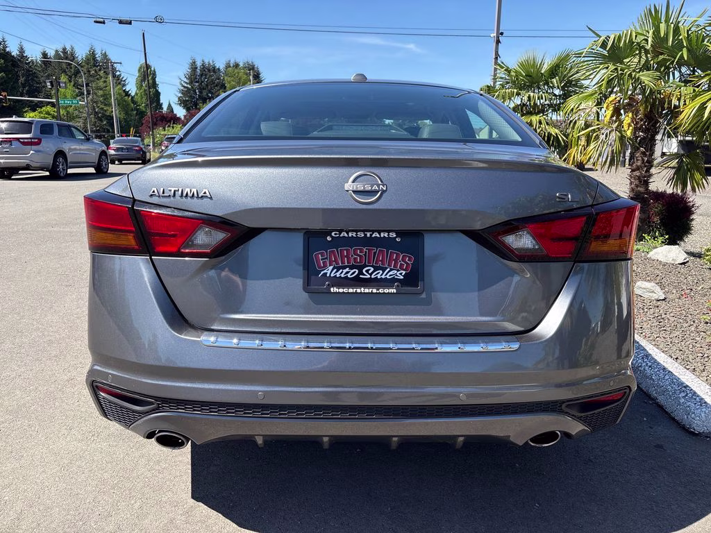 2023 Gun Metallic Nissan Altima 2.5 SL FWD Sedan