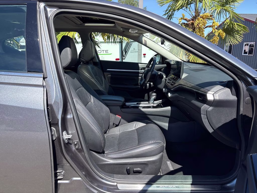 2023 Gun Metallic Nissan Altima 2.5 SL FWD Sedan