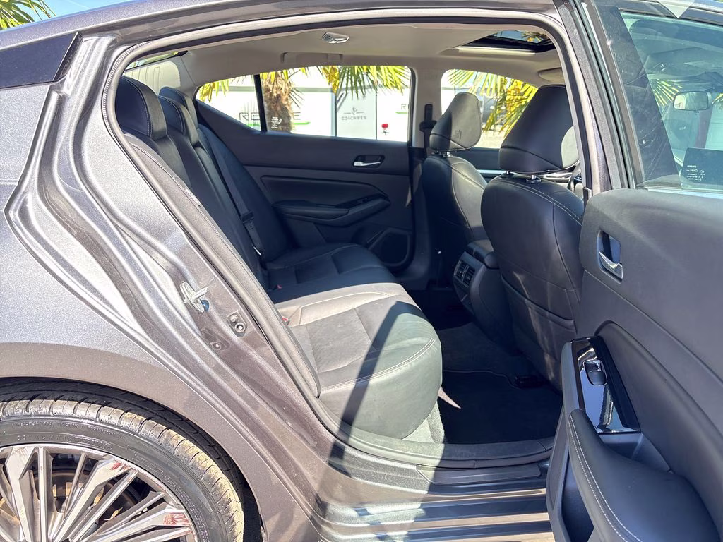 2023 Gun Metallic Nissan Altima 2.5 SL FWD Sedan