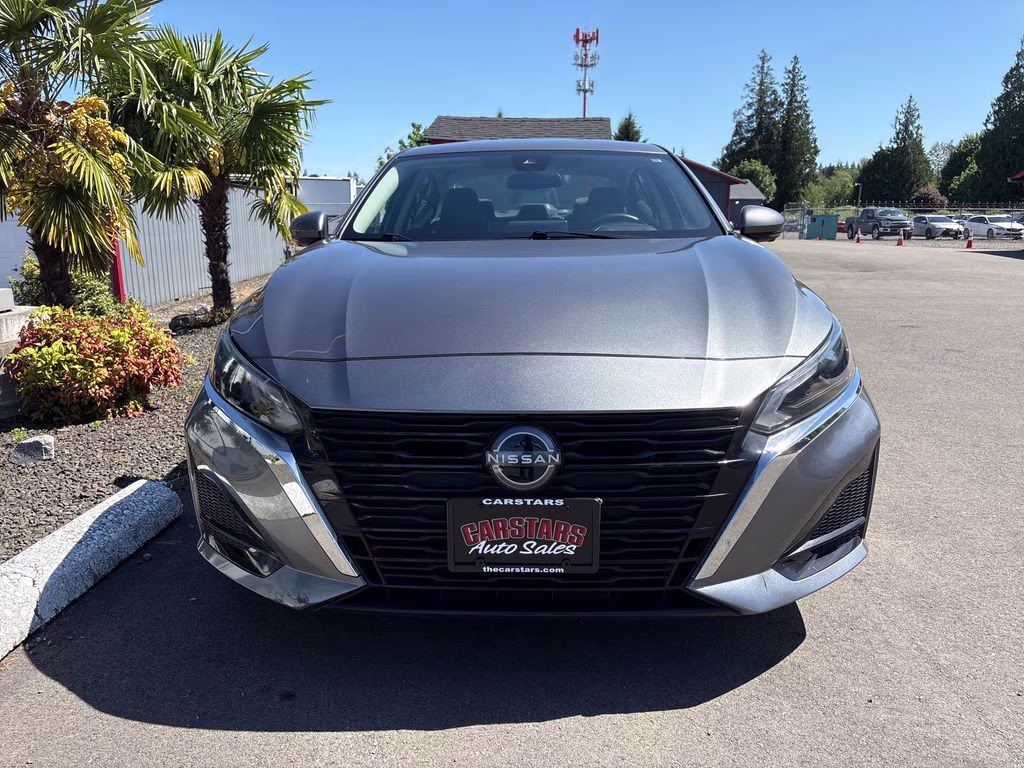 2023 Gun Metallic Nissan Altima 2.5 SL FWD Sedan