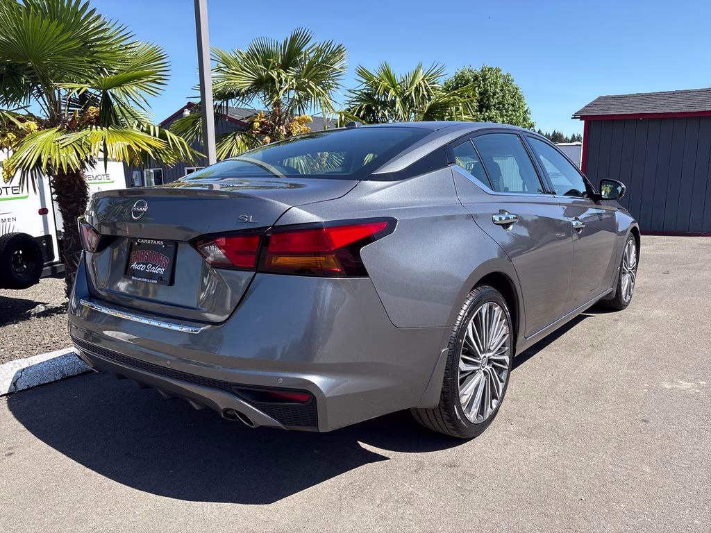 2023 Gun Metallic Nissan Altima 2.5 SL FWD Sedan