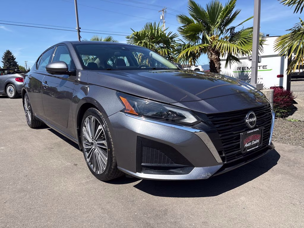 2023 Gun Metallic Nissan Altima 2.5 SL FWD Sedan