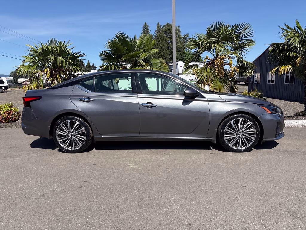 2023 Gun Metallic Nissan Altima 2.5 SL FWD Sedan