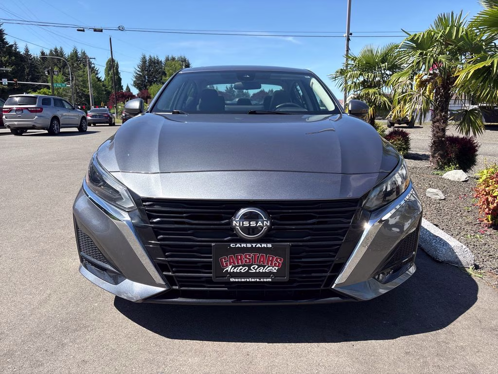 2023 Gun Metallic Nissan Altima 2.5 SL FWD Sedan