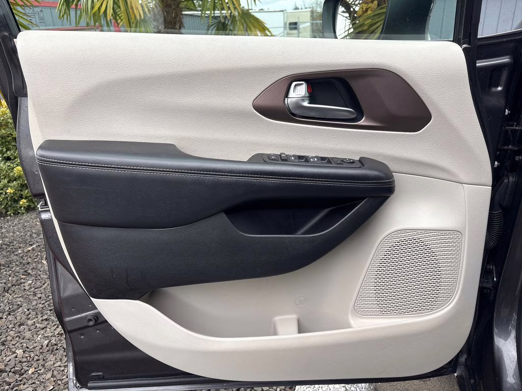 2022 Granite Crystal Metallic Clearcoat Chrysler Voyager LX FWD Van