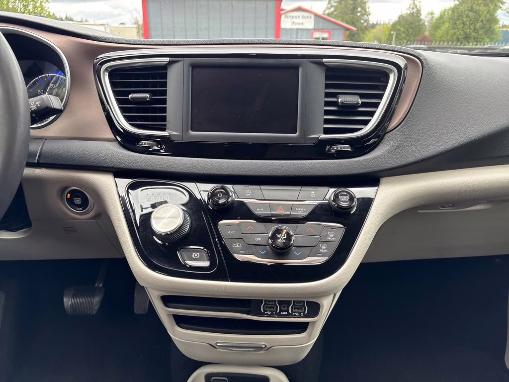 2022 Granite Crystal Metallic Clearcoat Chrysler Voyager LX FWD Van
