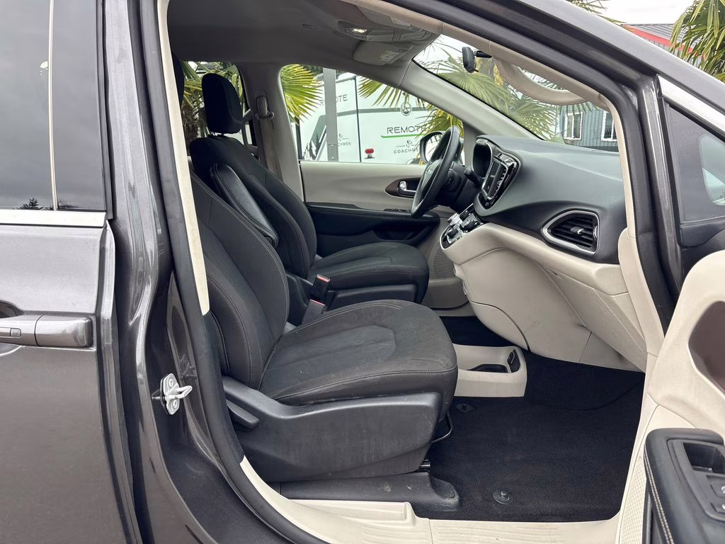 2022 Granite Crystal Metallic Clearcoat Chrysler Voyager LX FWD Van