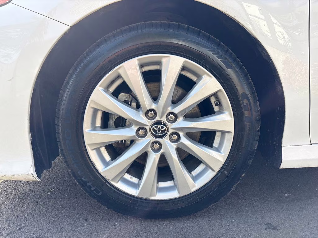 2018 Super White Toyota Camry LE FWD Sedan