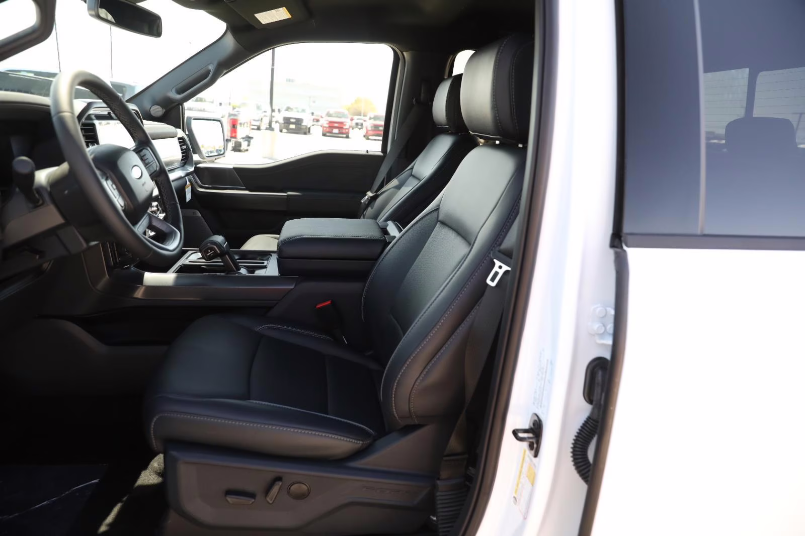 2026 Oxford White Ford F-150 LARIAT 4X4 Truck