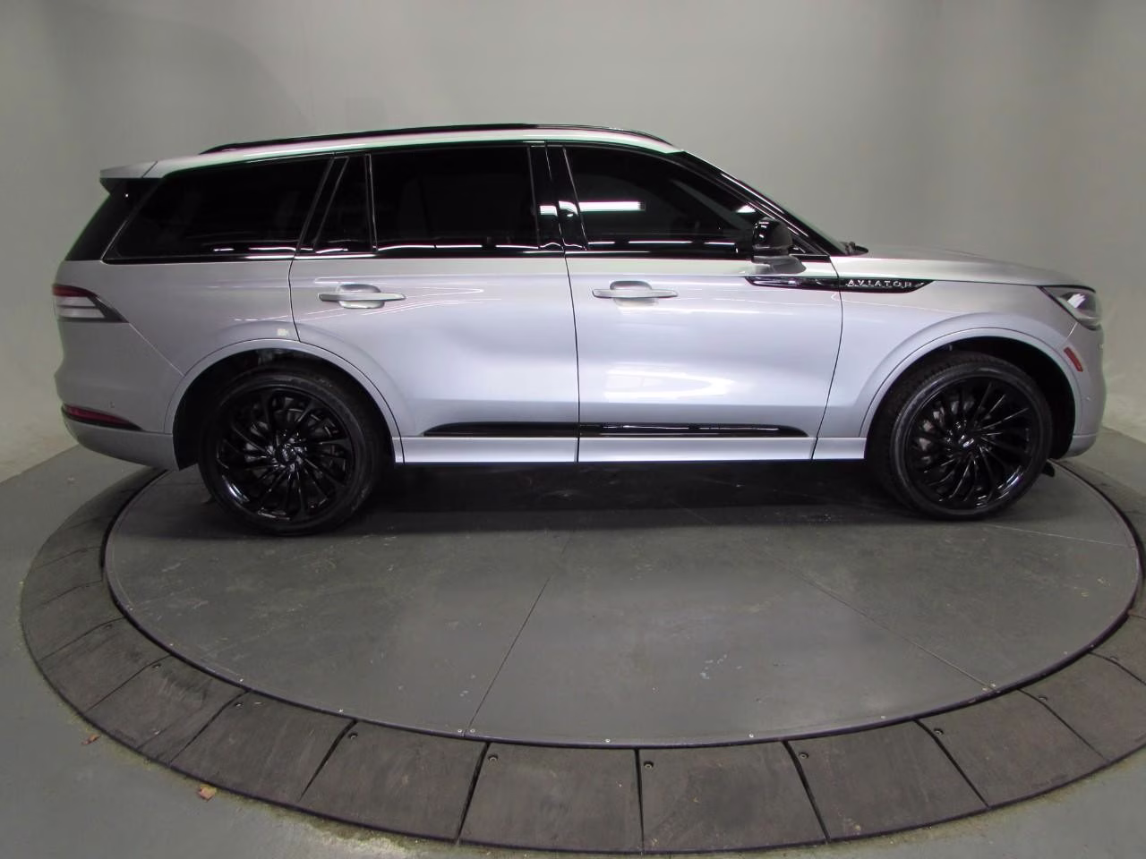2024 Silver Radiance Metallic Clearcoat Lincoln Aviator Reserve AWD SUV