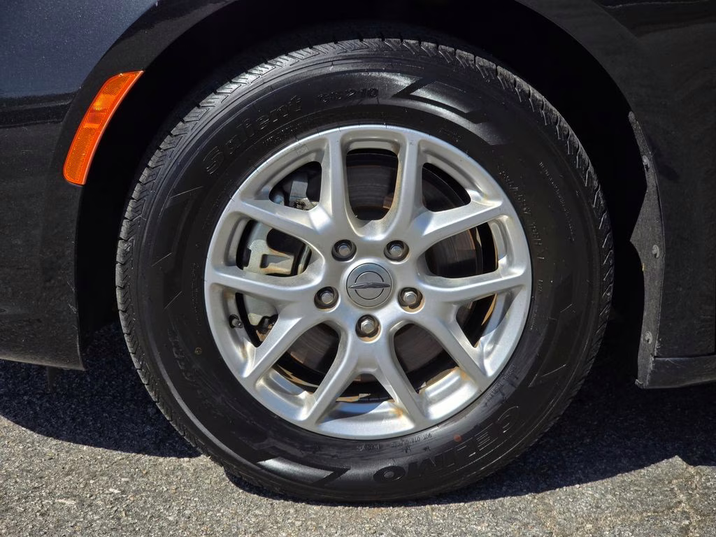 2023 Brilliant Black Crystal Pearlcoat Chrysler Pacifica Touring L FWD Van