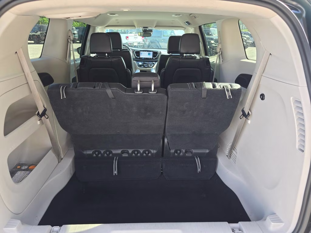 2023 Brilliant Black Crystal Pearlcoat Chrysler Pacifica Touring L FWD Van