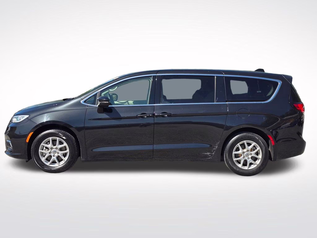 2023 Brilliant Black Crystal Pearlcoat Chrysler Pacifica Touring L FWD Van