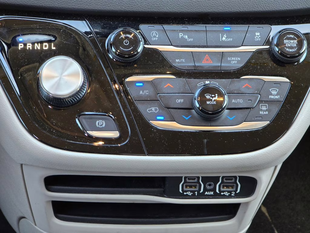 2023 Brilliant Black Crystal Pearlcoat Chrysler Pacifica Touring L FWD Van