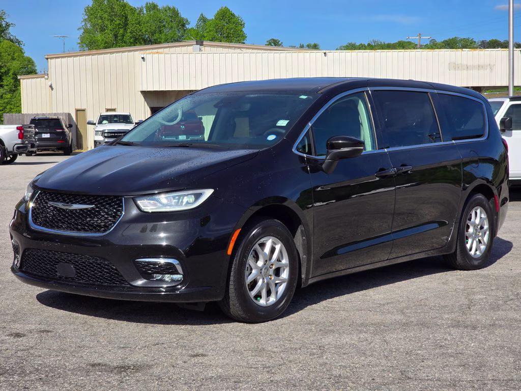 2023 Brilliant Black Crystal Pearlcoat Chrysler Pacifica Touring L FWD Van