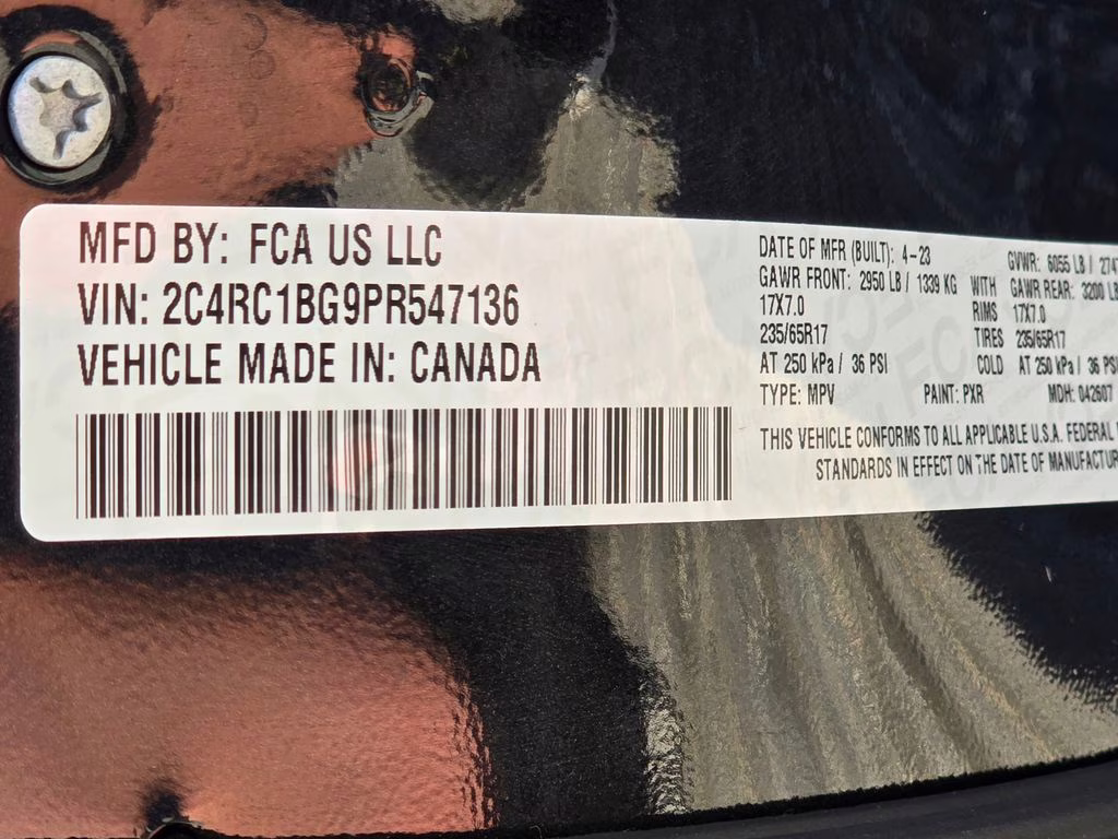 2023 Brilliant Black Crystal Pearlcoat Chrysler Pacifica Touring L FWD Van