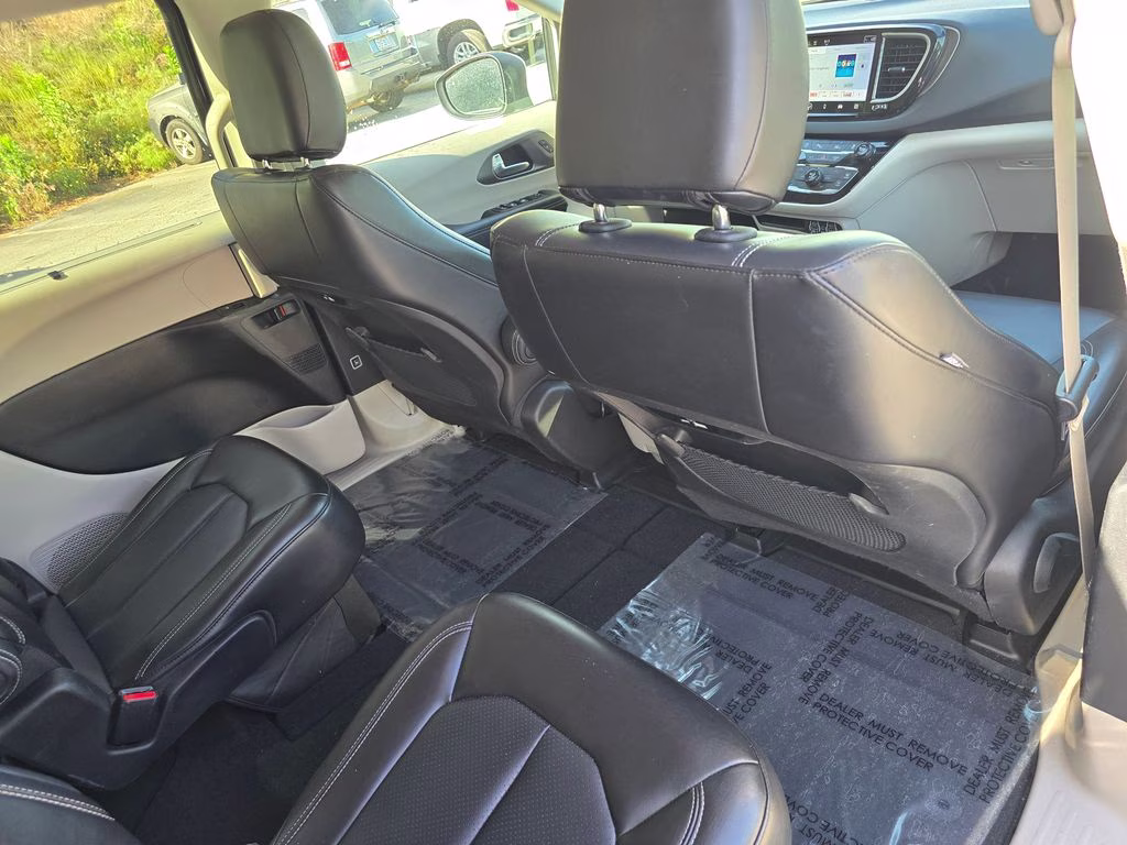 2023 Brilliant Black Crystal Pearlcoat Chrysler Pacifica Touring L FWD Van