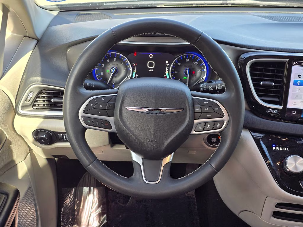 2023 Brilliant Black Crystal Pearlcoat Chrysler Pacifica Touring L FWD Van