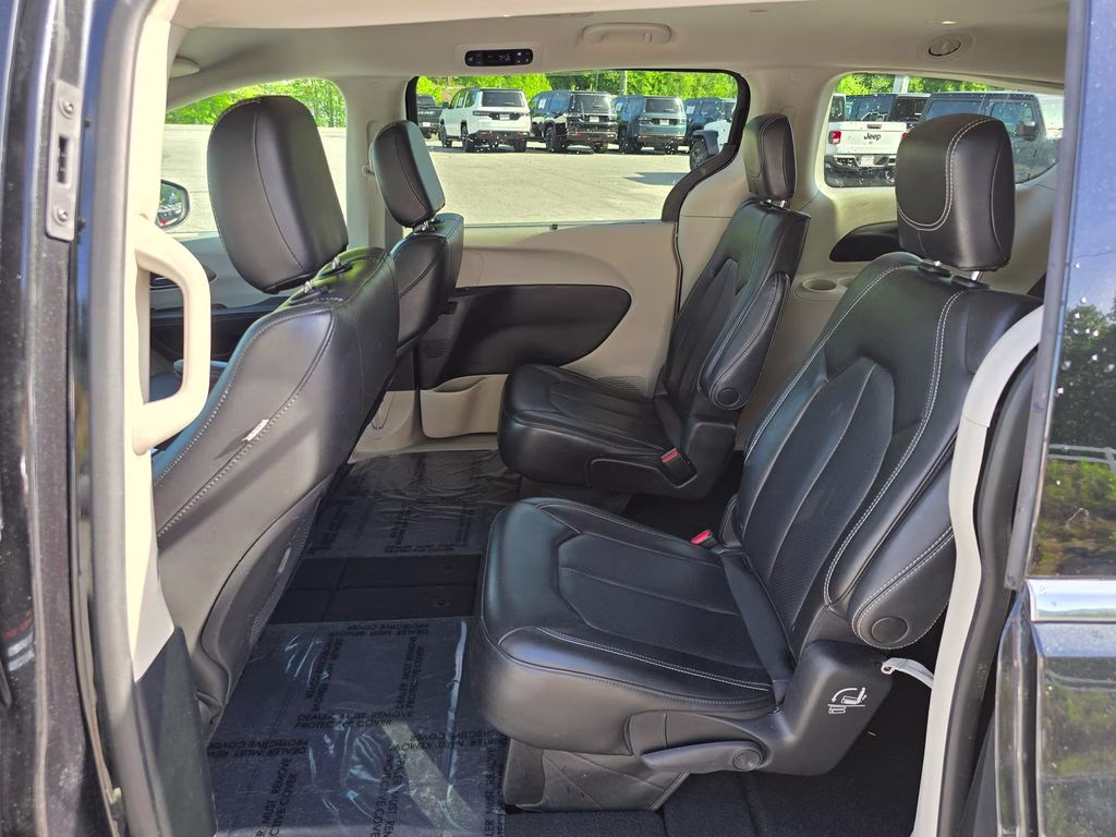 2023 Brilliant Black Crystal Pearlcoat Chrysler Pacifica Touring L FWD Van