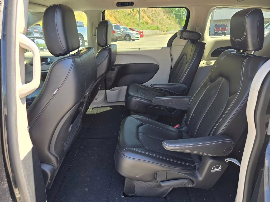 2023 Brilliant Black Crystal Pearlcoat Chrysler Pacifica Touring L FWD Van