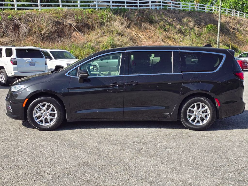 2023 Brilliant Black Crystal Pearlcoat Chrysler Pacifica Touring L FWD Van