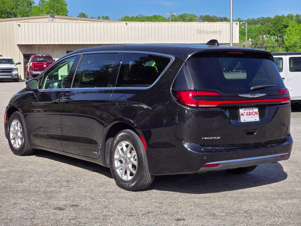 2023 Brilliant Black Crystal Pearlcoat Chrysler Pacifica Touring L FWD Van