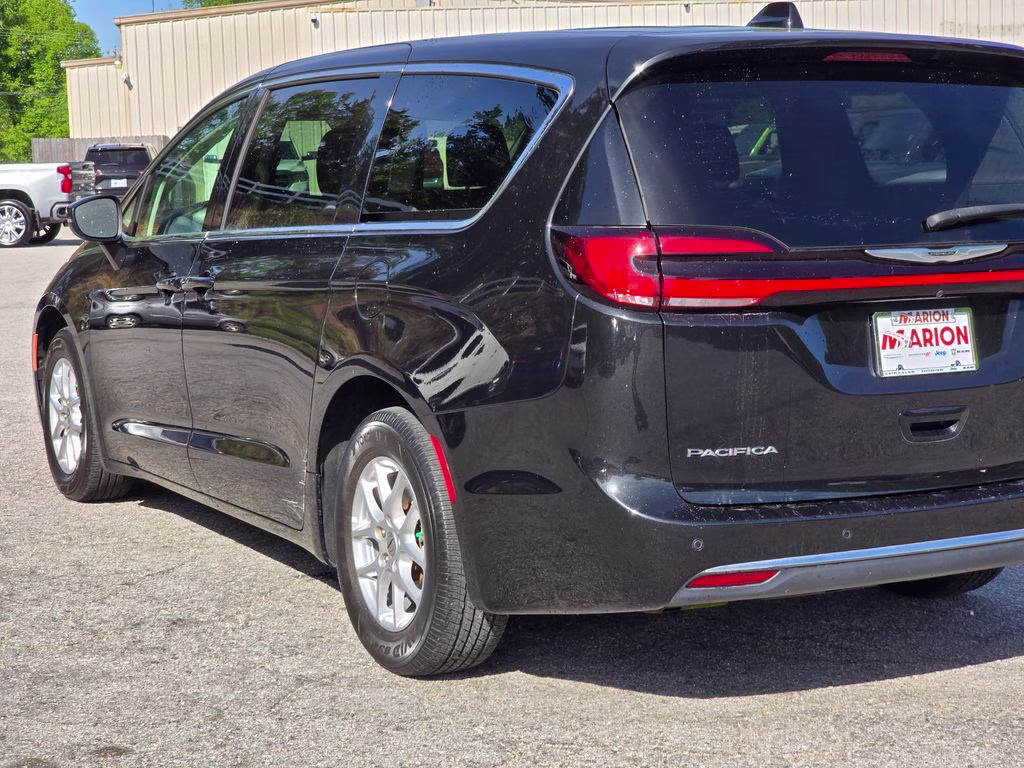 2023 Brilliant Black Crystal Pearlcoat Chrysler Pacifica Touring L FWD Van