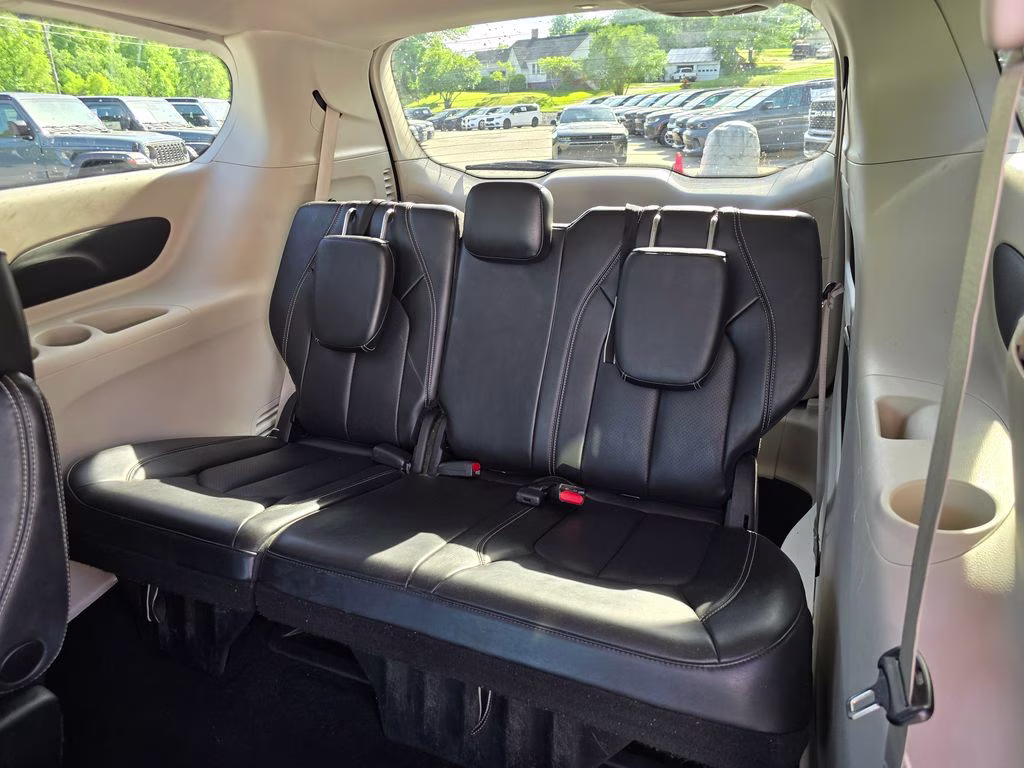 2023 Brilliant Black Crystal Pearlcoat Chrysler Pacifica Touring L FWD Van