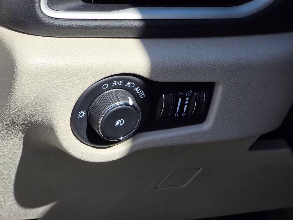 2023 Ceramic Gray Clearcoat Chrysler Pacifica Touring L FWD Van