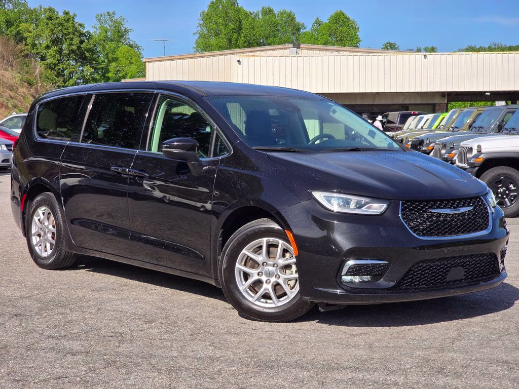 2023 Brilliant Black Crystal Pearlcoat Chrysler Pacifica Touring L FWD Van